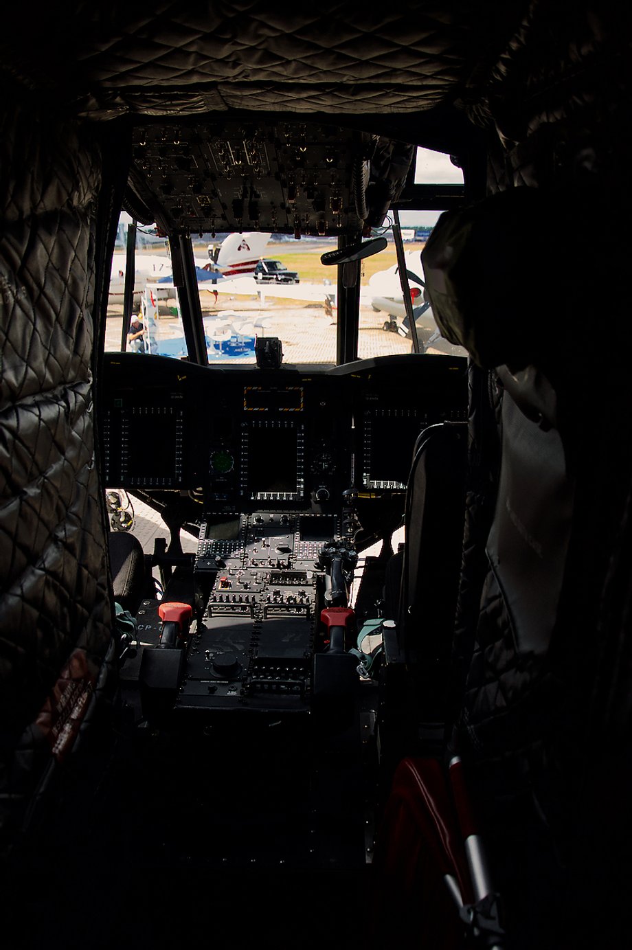 Chinook obsługiwany jest przez dwóch pilotów.