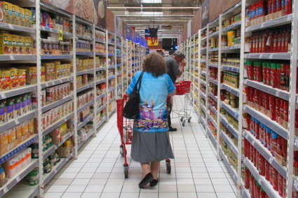 Oszczędzamy na odzieży, słodyczach i alkoholu. Ponad połowa Polaków tnie wydatki na bieżące zakupy