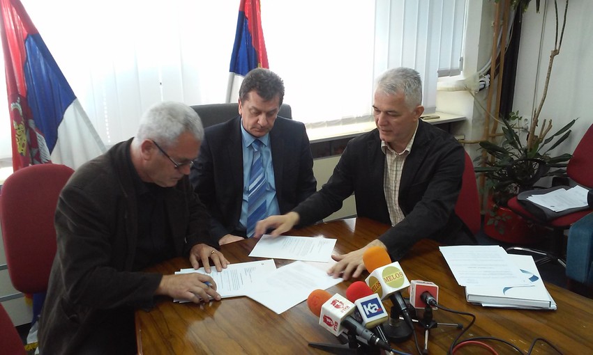 Zastupnik i rođak Milomirov, Radoje Glavčić, potpisuje ugovor u Kraljevu