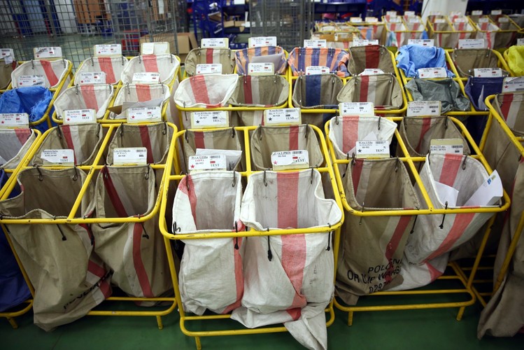 Poza sortownią w Warszawie nowe urządzenia do sortowania przesyłek listowych Poczta Polska zainstalowała jeszcze w Zabrzu (2 maszyny) i po jednej w Lisim Ogonie, Wrocławiu i Pruszczu Gdańskim. <br><br>(zuz) PAP/Tomasz Gzell