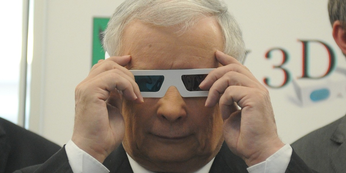 Kaczyński w okularach 3D.