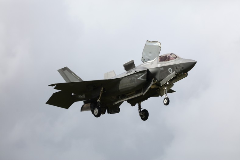 Myśliwiec F-35B. Samolot zdolny jest do pionowego startu i lądowania.