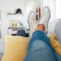 Vegyük le a cipőt a lakásban? A tudomány szerint igen – és sokkal több múlik rajta, mint gondolnánk