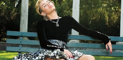 Rozkraczona Miley Cyrus w haute couture