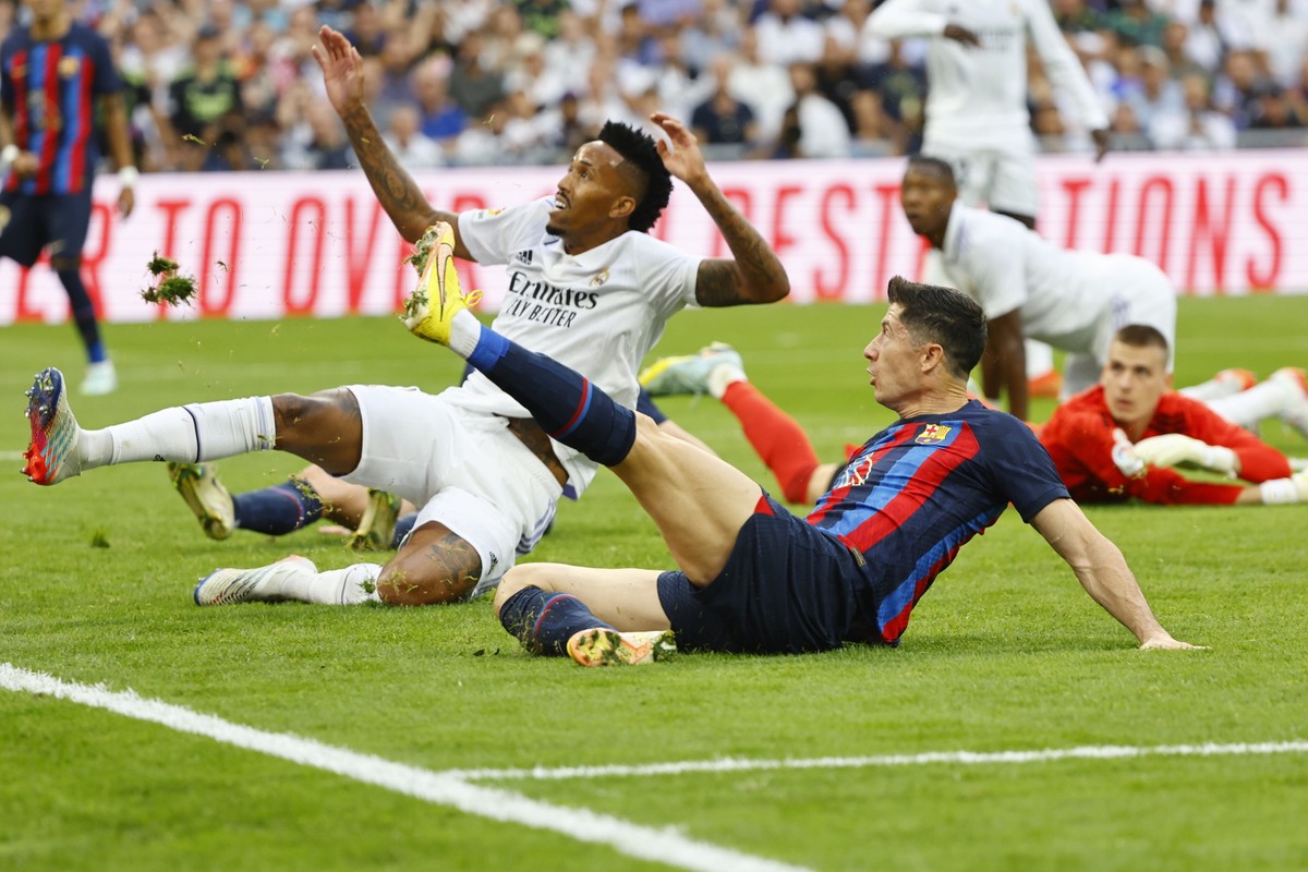 Robert Lewandowski w El Clasico. Real Madryt - Barcelona