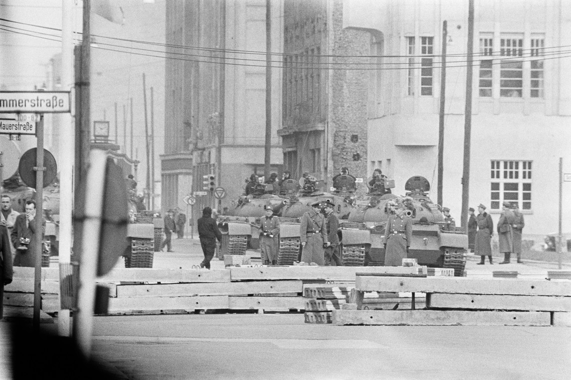 Radzieckie czołgi na Checkpoint Charlie, przejściu pomiędzy radziecką i amerykańską strefą okupacyjną w Berlinie, luty 1961 r. Mur Berliński dopiero powstanie za pół roku