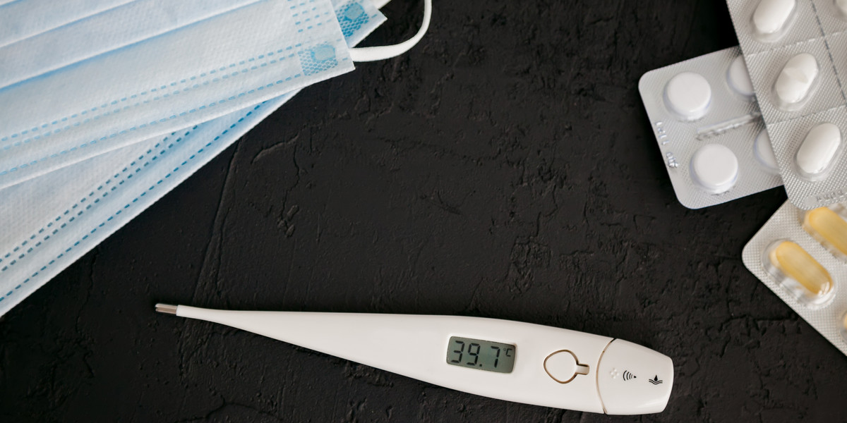 Oto 5 najpopularniejszych elektronicznych termometrów lekarskich d 100 zł. Sprawdź, które z nich mierzą temperaturę bezdotykowo, zapamiętują następujące po sobie pomiary i informują użytkownika o tym, że temperatura została już zmierzona.