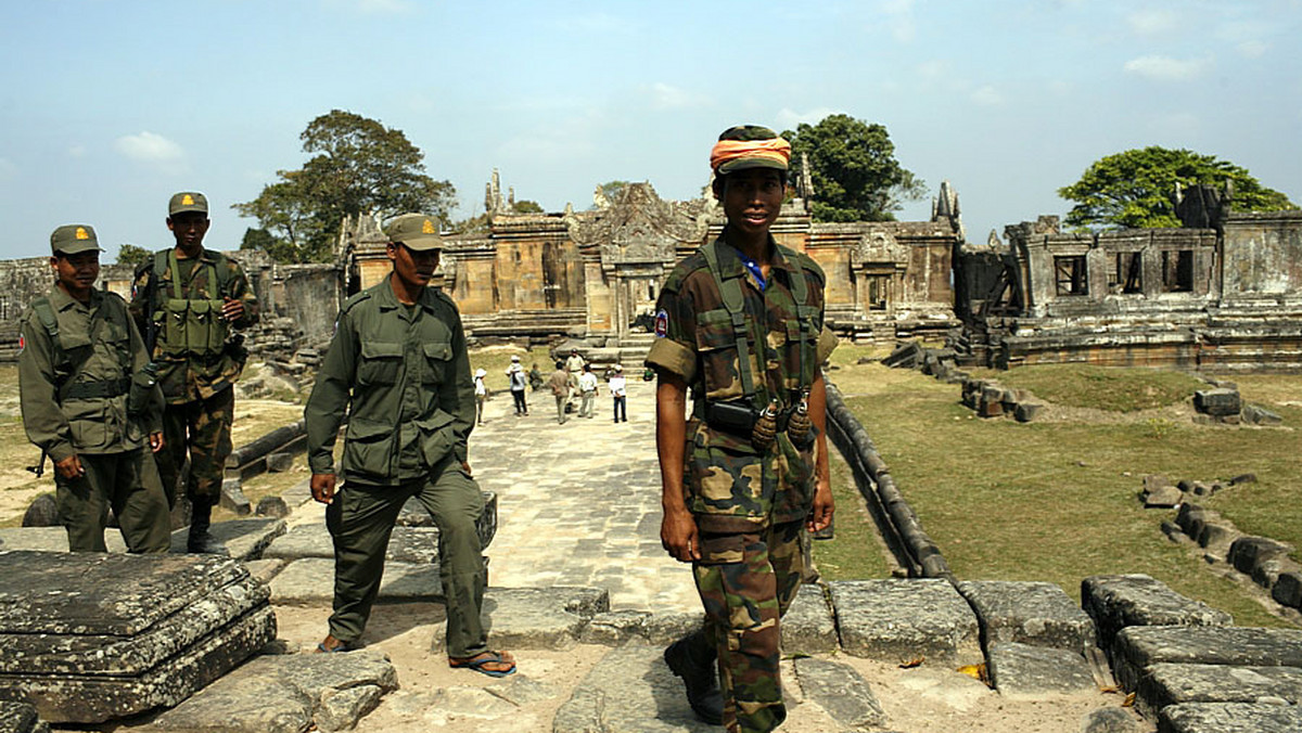 Na granicy kambodżańsko-tajlandzkiej doszło w niedzielę do kolejnej wymiany ognia, mimo ogłoszonego dzień wcześniej zawieszenia broni. Uszkodzona została wpisana na listę światowego dziedzictwa UNESCO 900-letnia świątynia, w której pobliżu trwały walki.