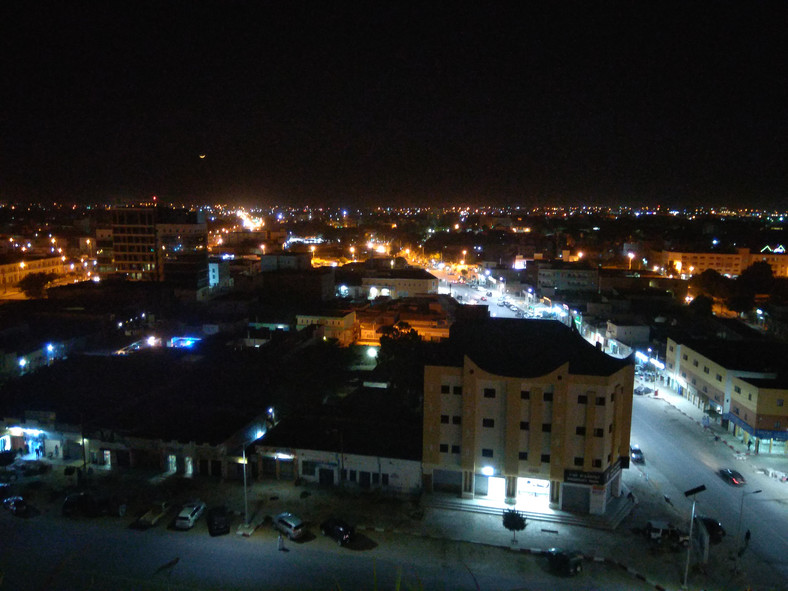 Widok na Nawakszut, stolicę Mauretanii z ostatniego piętra hotelu 'Al Khaima City Center'