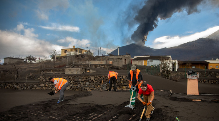  Önkéntesek eltávolítják a hamut több ház tetejéről a Cumbre Vieja vulkán közelében / Fotó: Profimedia