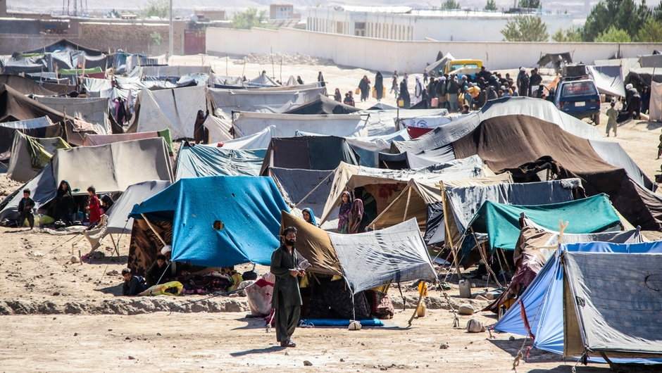 Uchodźcy mieszkający w obozie w pobliżu Kabulu, 10 października 2021 r.