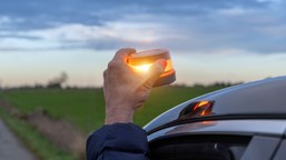 rezygnują z trójkątów. od 1 stycznia nowe obowiązkowe wyposażenie auta