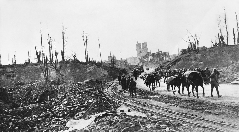 Ypres - więźniowie opuszczają miasto przez bramę Menin (20 września 1917_