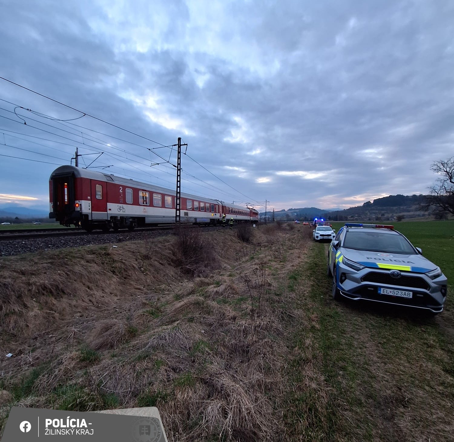 Pri Beňadikovej došlo k stretu vlaku s dvomi osobami.