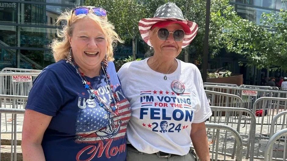 Lora Šulc sa prijateljicom | Foto: BBC