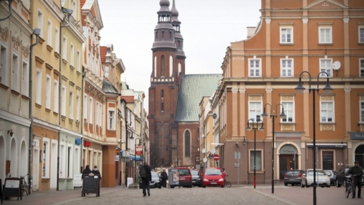 Kolejny odcinek ul.Osmańczyka w Opolu jest zamknięty dla ruchu samochodowego. Mogą z niego korzystać tylko piesi i rowerzyści. Osmańczyka to jedna z uliczek starego miasta, łączy rynek z ul.Sienkiewicza.