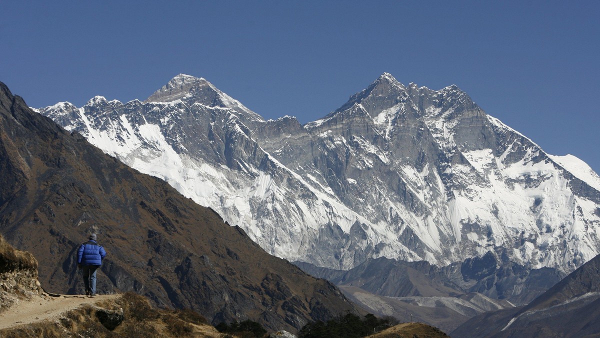 Tego, co ludzie tam robią, nie należy nazywać alpinizmem. Mount Everest stał się celem ambitnych amatorów, bez przygotowania i bez etosu. Wskutek błędów i zatłoczenia na stoku najwyższy szczyt świata zbiera krwawe żniwo.