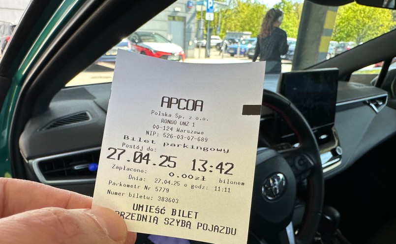 Pan Paweł zaparkował auto pod Lidlem i wskoczył na zakupy. Po 5 minutach wrócił i zaskoczył go biały bilet za wycieraczką – to wezwanie do wniesienia opłaty dodatkowej. Podobnie dzieje się na parkingach przy sklepach sieci Biedronka, Aldi czy innych. Jak wybrnąć kłopotów? Prawnik wskazuje wyjście i przestrzega przed wysyłaniem reklamacji…