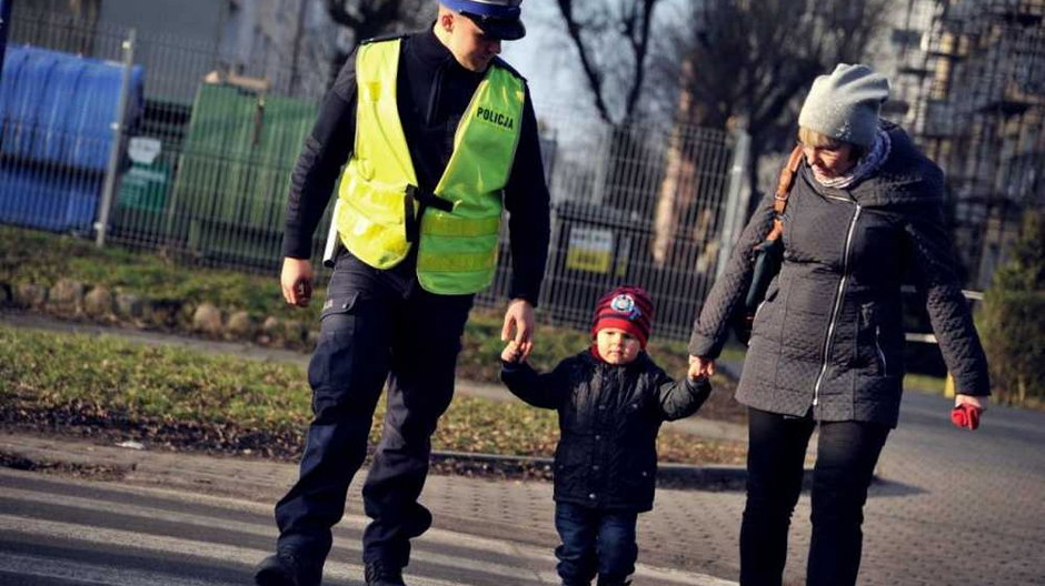 Piesi na przejściu dla pieszych z policjantem Źródło: Policja.pl