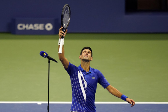 Novak Djokovic celebrates the passage to the second round of the US Open