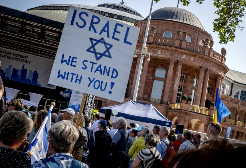 Protesty przed halą we Frankfurcie