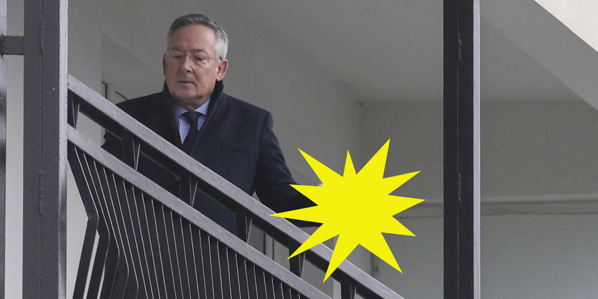 Sienkiewicz przyłapany na balkonie. Minister kultury, a tak się zachowuje?