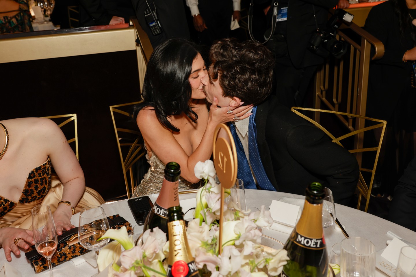 Amilyen szkeptikusan fogadta a világ a Kylie Jenner-Timothée Chalamet párost, ők olyan szépen bebizonyították, milyen stabilak együtt. Nem pózolnak közösen kényszeresen minden vörös szőnyeges eseményen, és a közösségi média sem tocsog a közös fotóiktól. Amikor viszont együtt vannak valahol, akkor egy pillanatig sem takargatják érzelmeiket.