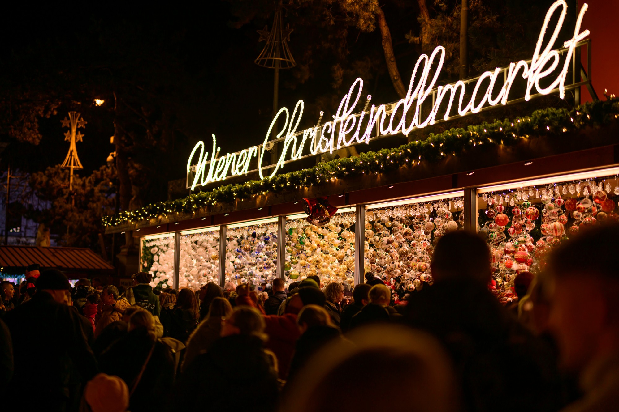 Wiener Christkindlmarkt, jeden z najobľúbenejších vianočných trhov vo Viedni.