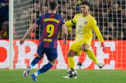 liga mistrzów. barcelona w piekielnie trudnej sytuacji. lewandowski zmieniony w przerwie