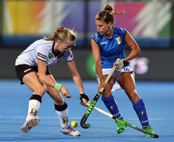 Piękne dziewczyny grają w hokeja... na trawie