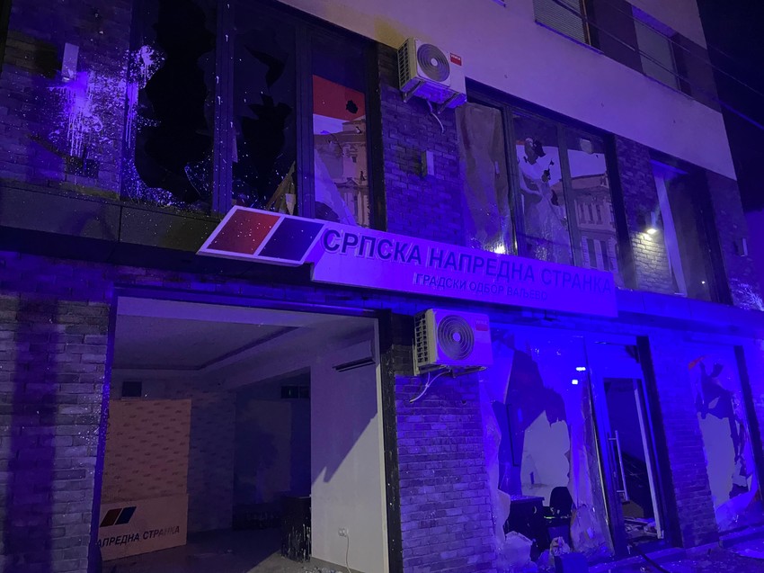 Demolirane prostorije SNS u Valjevu