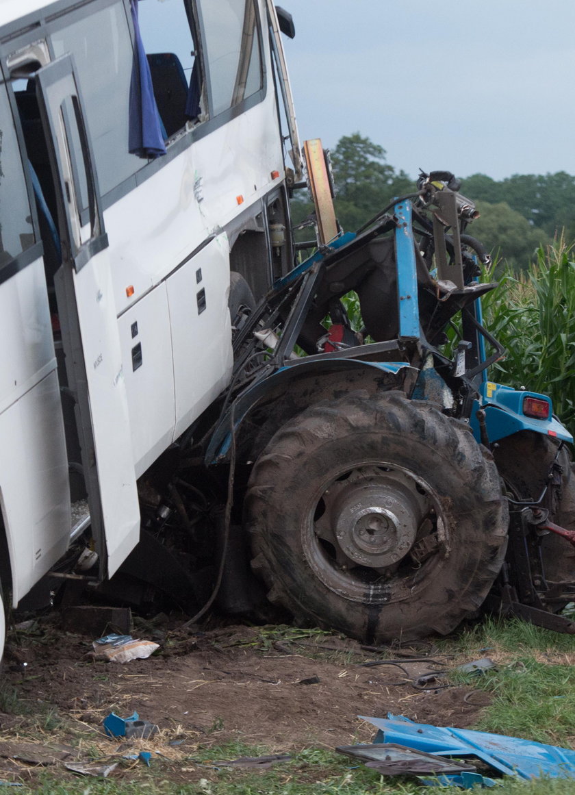 Groźny wypadek pod Łodzią. Autokar zderzył się z ciągnikiem