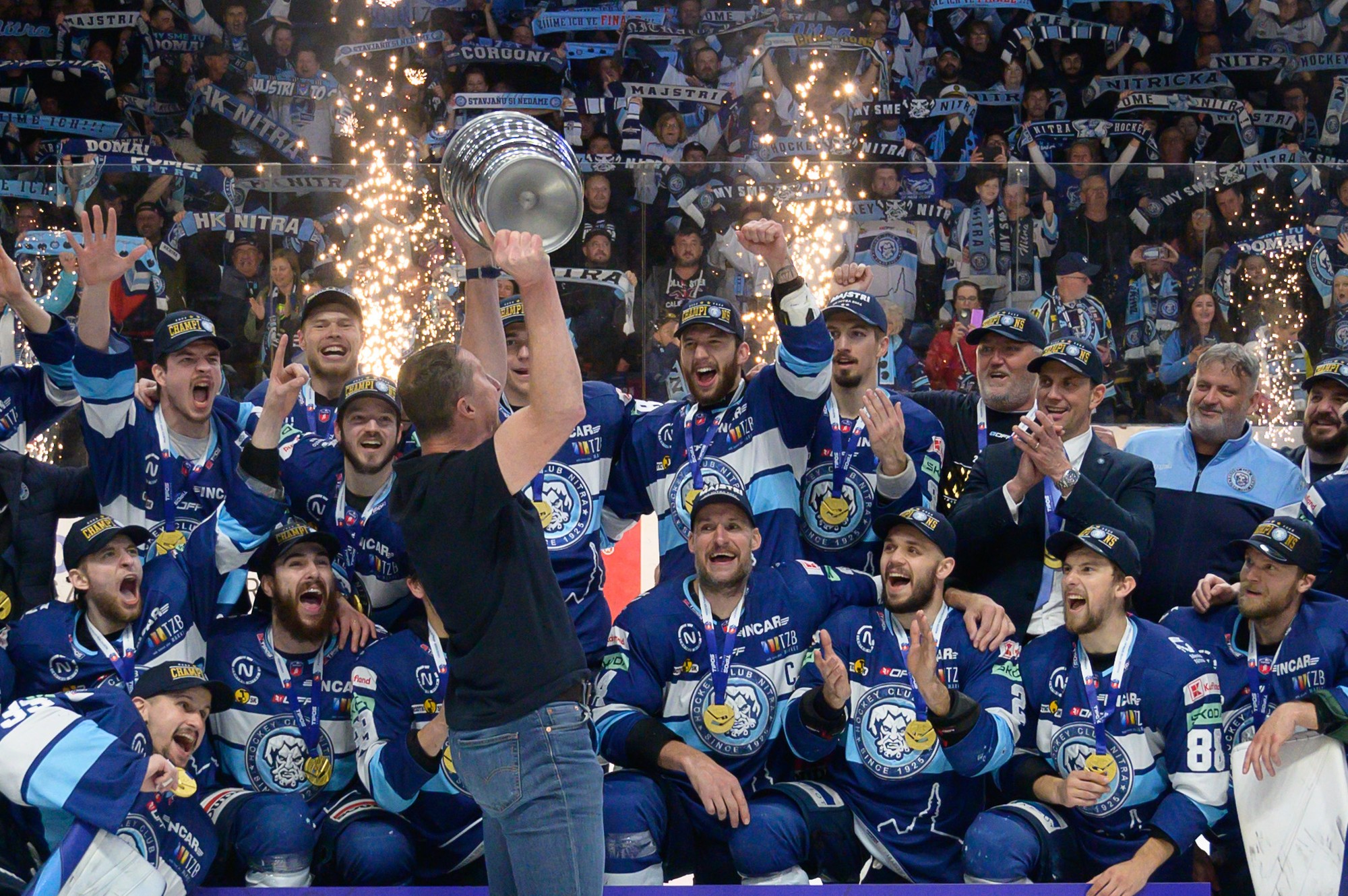 Antonín Stavjaňa dvíha nad hlavu majstrovskú trofej.