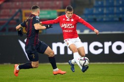 Piękny gol Forbesa. Z wyniku w Krakowie najbardziej cieszy się... Legia [WYNIKI i TABELA]