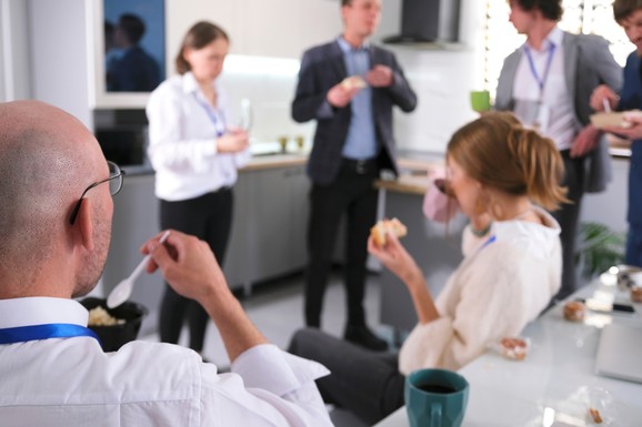 Nova pomoć države za mlade! Raspisan javni poziv za direktnu finansijsku podršku: Evo ko sve može da se prijavi