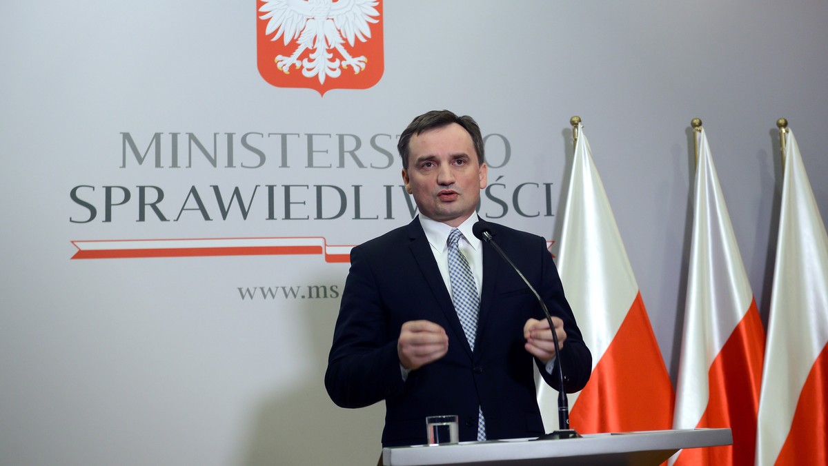 Minister sprawiedliwości Zbigniew Ziobro chce, by sędziowski rzecznik dyscyplinarny wszczął postępowanie dyscyplinarne wobec sędziego, który zarządził zwolnienie ze schroniska dla nieletnich nastoletniej zabójczyni starszej kobiety w Piekarach Śląskich.