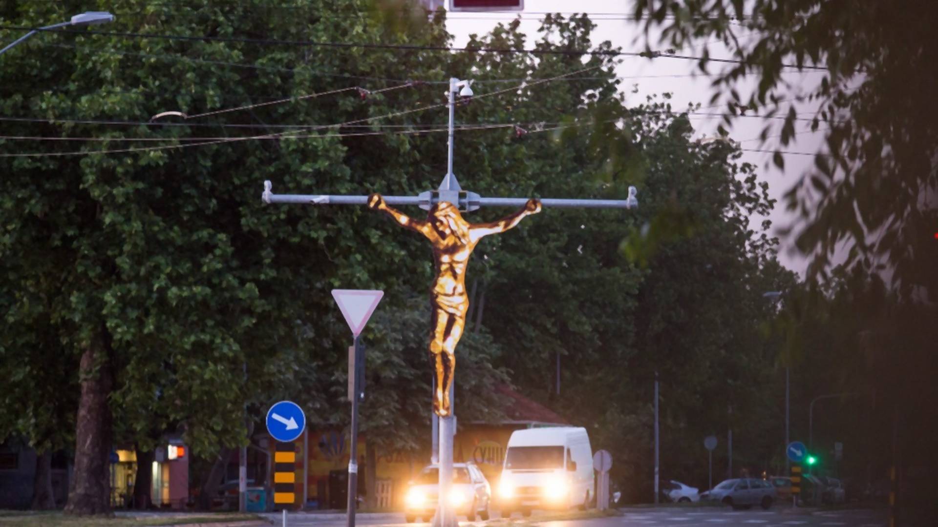 Umetnik o instalaciji o kojoj priča ceo grad: Zašto sam postavio razapetog Isusa Hrista na Novom Beogradu
