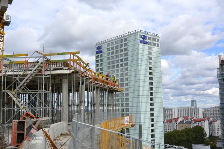 W sierpniu tego roku Warsaw Spire pozyskał rekordowe na polskim rynku finansowanie bankowe w wysokości około 904 mln zł udzielone przez cztery banki: PEKAO S.A., Bank Zachodni WBK S.A., PKO BP S.A. oraz BRE Bank S.A. Środki pozyskane z finansowania bankowego zostaną przeznaczone na realizację kolejnych etapów inwestycji.