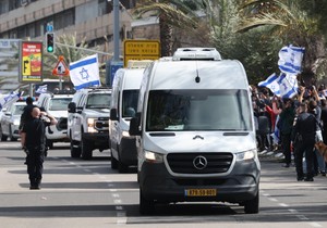 Izraelske snage dovoze tela talaca koje je Hamas predao | Foto: EPA