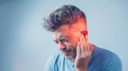Zatkane ucho - przyczyny, ciało obce w uchu. Jak odetkać ucho?