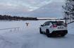 Toyota RAV4 Hybrid GR Sport 2023: zimą na szwedzkich jeziorach wyznaczane są drogi, których przebieg często pokrywa się z trasami promów, które kursują w lecie. Drogi te są zaznaczone na specjalnych mapach. są znaki drogowe, główny trakt jest z grubsza odśnieżony, a jego przebieg oznakowany tyczkami