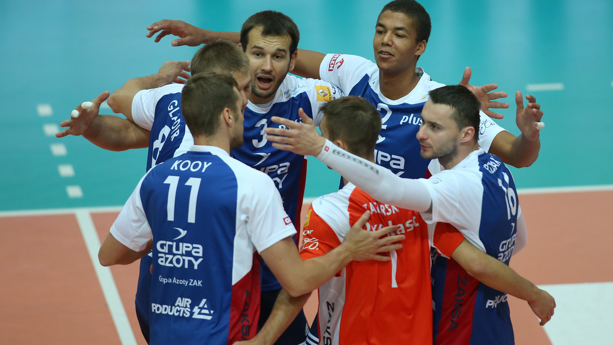 ZAKSA Kędzierzyn-Koźle słabo rozpoczęła sezon 2014/2015 PlusLigi. W 7. kolejce rozgrywek kędzierzynianie przełamali passę kolejnych porażek, wygrywając w trzech setach z MKS Banimeksem Będzin. Teraz czas na kolejne zdobycze drużyny Sebastiana Świderskiego - informuje "Sport".