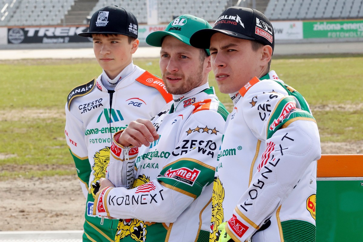 Żużlowcy zielona-energia.com Włókniarza (od lewej:) Kajetan Kupiec, Kacper Woryna i Bartosz Smektała
