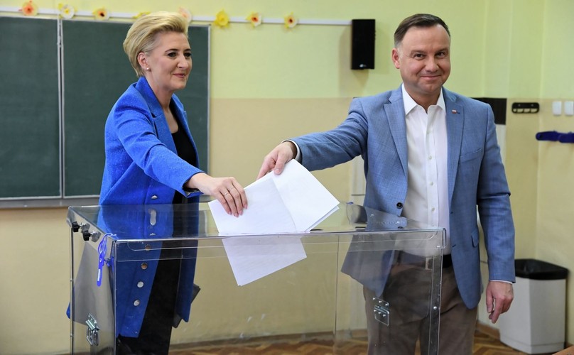 Prezydent Andrzej Duda (P) z małżonką Agatą Kornhauser-Dudą (L) głosują w lokalu wyborczym w Zespole Szkół nr 5 w Krakowie