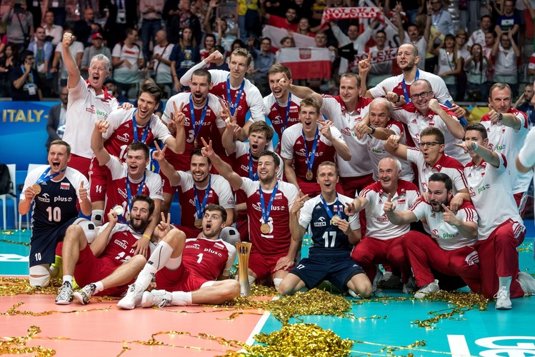 Siatkarska reprezentacja Polski ze złotymi medalami mistrzow świata w Turynie