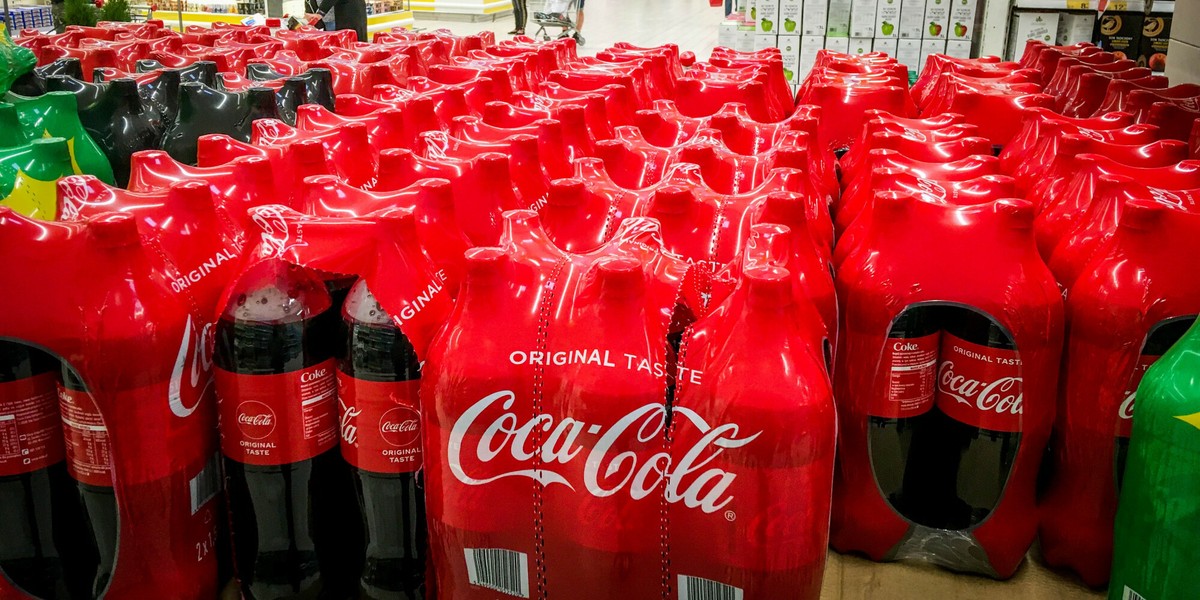 Coca-Cola, Pepsi, Fanta i wiele innych napojów - np. te na bazie herbat, czyli popularne "zimne herbaty", czy napoje energetyczne - podrożały na skutek wejścia w życie tzw. podatku cukrowego. 