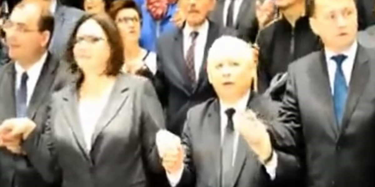 Jarosław Kaczyński tańczy i śpiewa