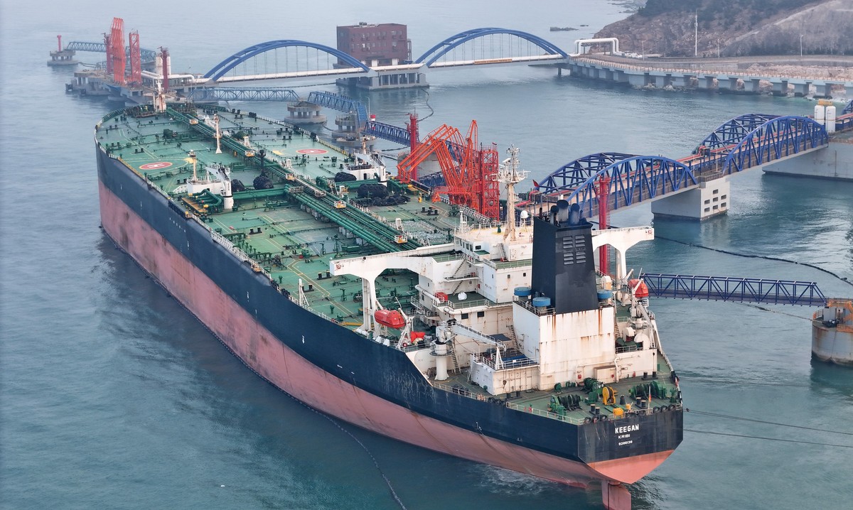 Supertanker charter costs exceed $1.2 million per day due to war