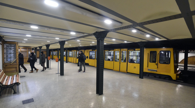 Ideiglenesen felfüggesztette a jegyértékesítést az 1-es metró állomásain a Budapesti Közlekedési Központ (BKK) a koronavírus-járvány elleni védekezés jegyében. /Fotó: MTI Fotó: Máthé Zoltán