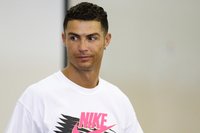 Cristiano Ronaldoról képtelenség eldönteni, hogy parfümöt vagy szúnyogirtó sprayt reklámoz